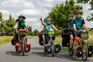 Teilnehmende der Mut-Tour fahren mit dem Fahrrad.